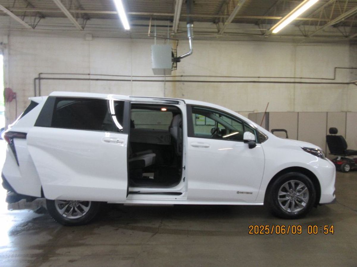 White Toyota Sienna image number 20