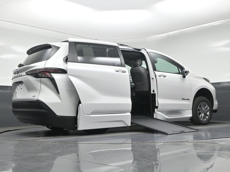 White Toyota Sienna image number 20