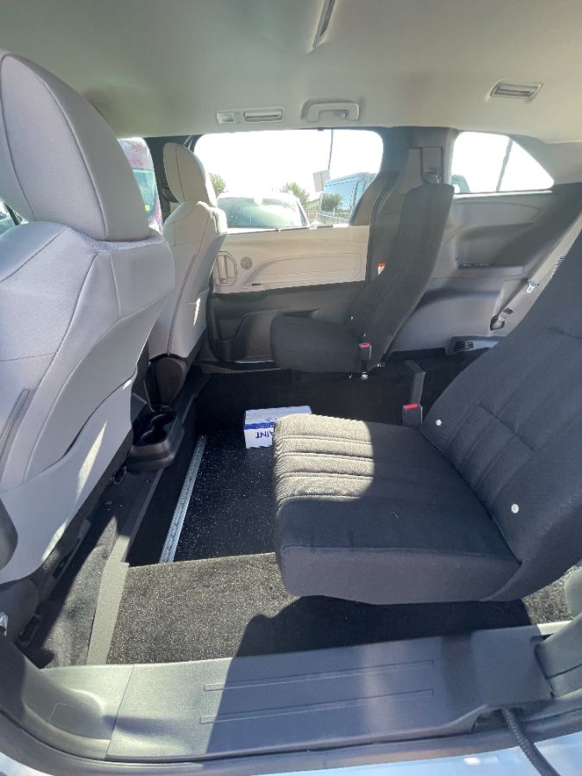 White Toyota Sienna image number 3