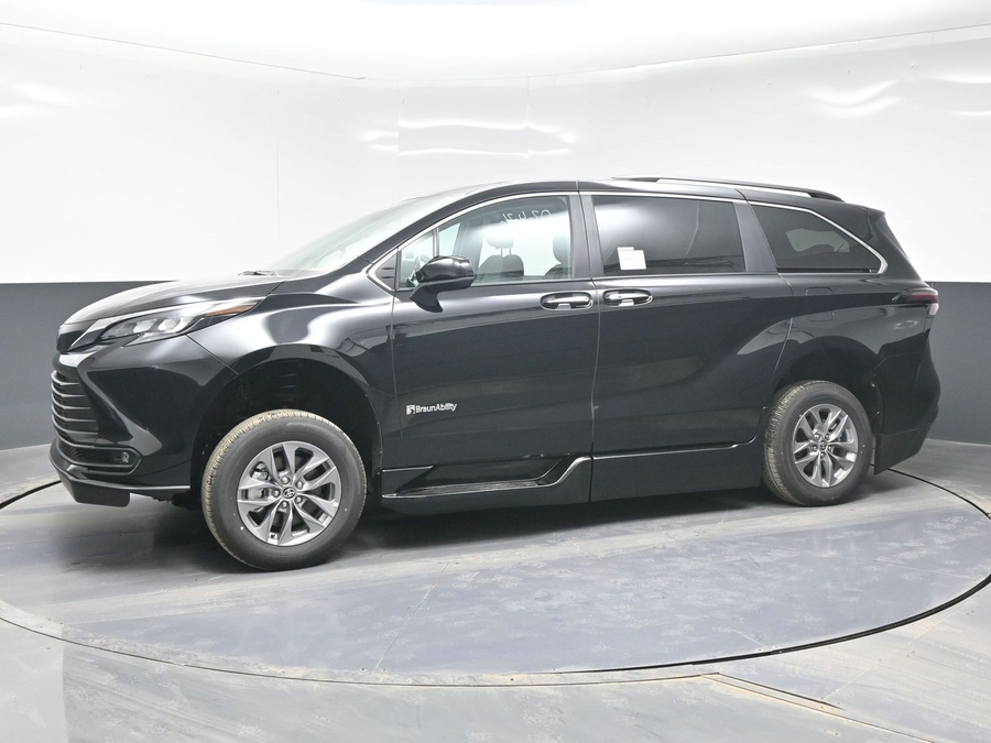 Black Toyota Sienna image number 2