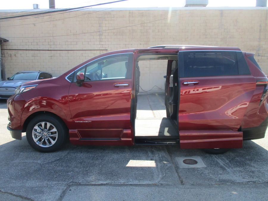 Red Toyota Sienna image number 4