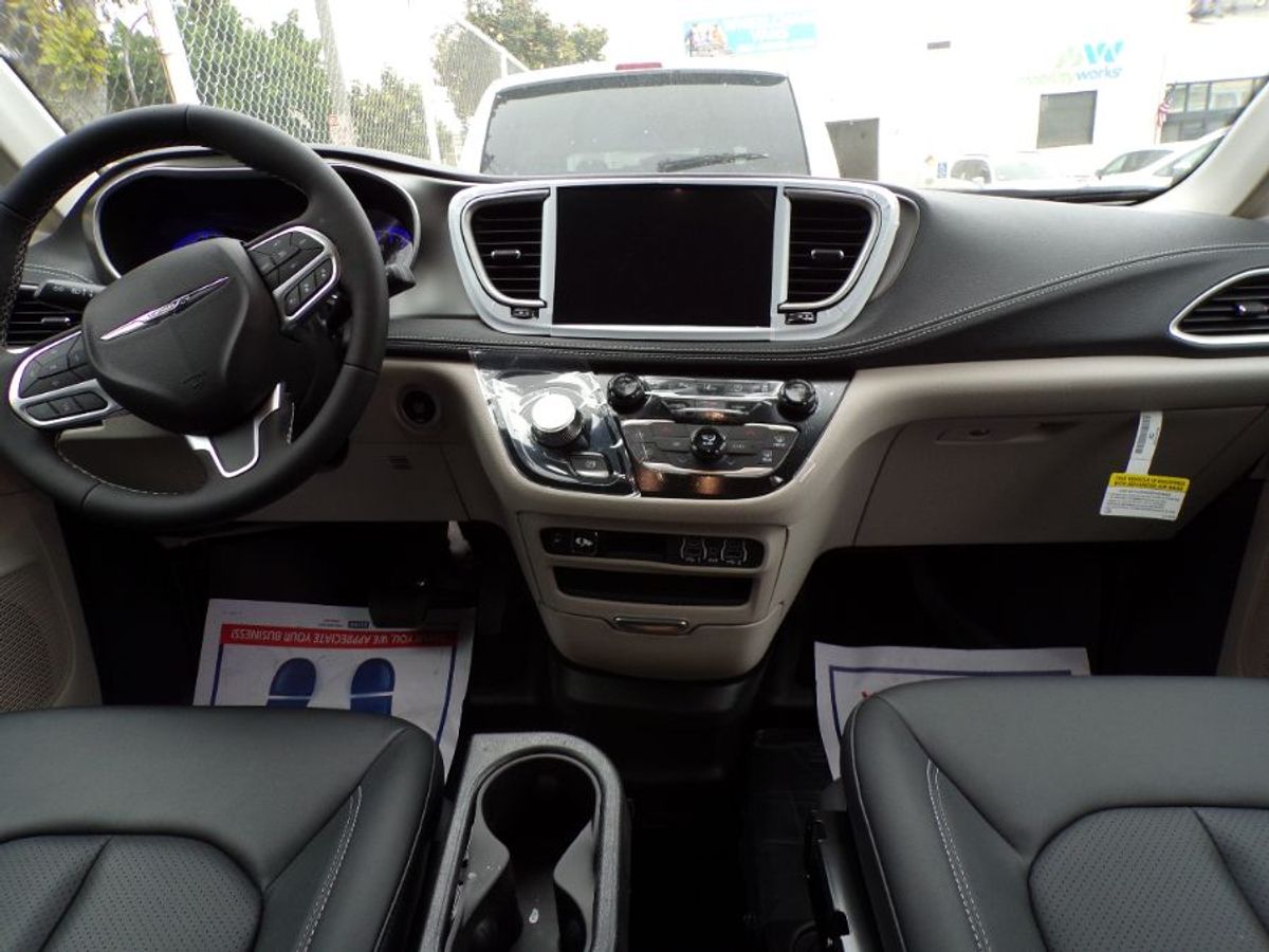 Silver Chrysler Pacifica image number 10