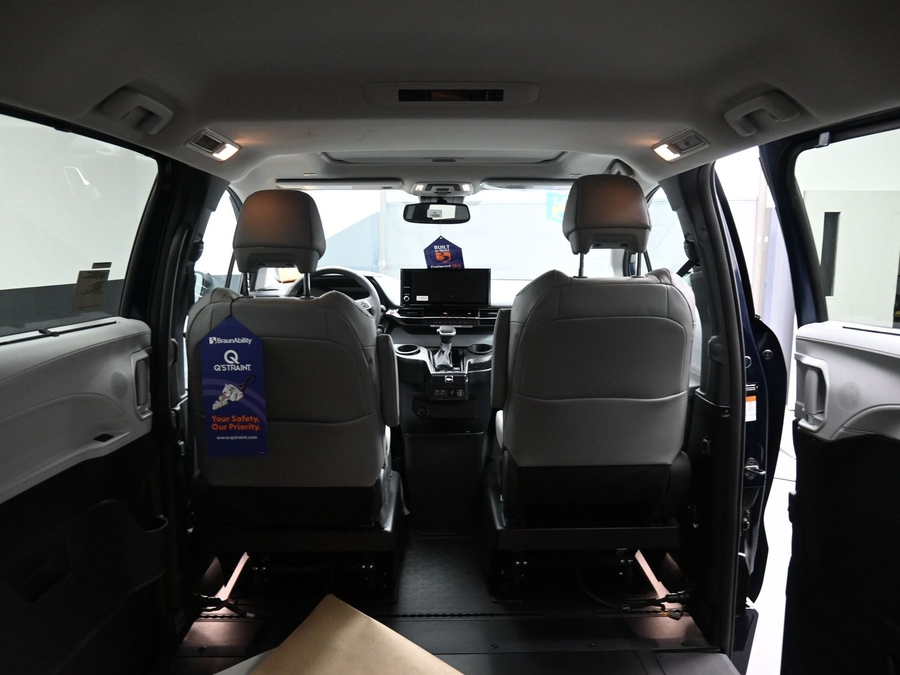 Blue Toyota Sienna image number 14