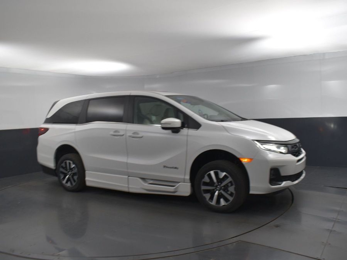 White Honda Odyssey image number 17