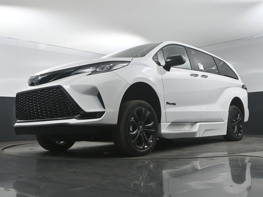 New 2025 Toyota Sienna Hybrid XSE - BraunAbility Side Entry Entry In Floor Automatic Ramp