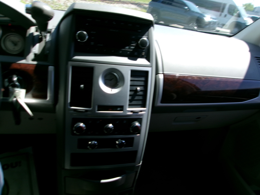 Black Chrysler Town and Country image number 21