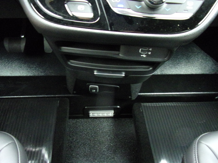 Black Chrysler Voyager image number 11