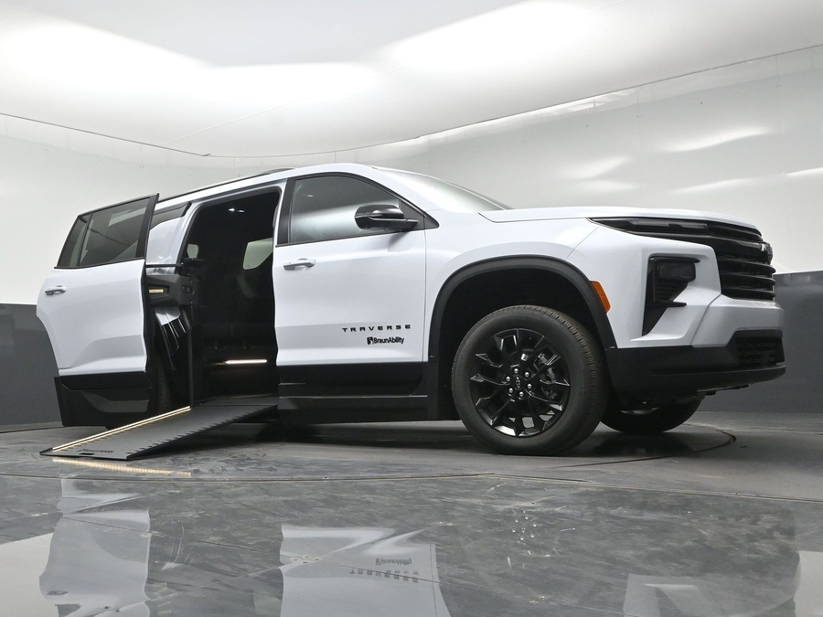 New 2026 Chevrolet Traverse 1LT Midnight - BraunAbility Side Entry In Floor Automatic Ramp