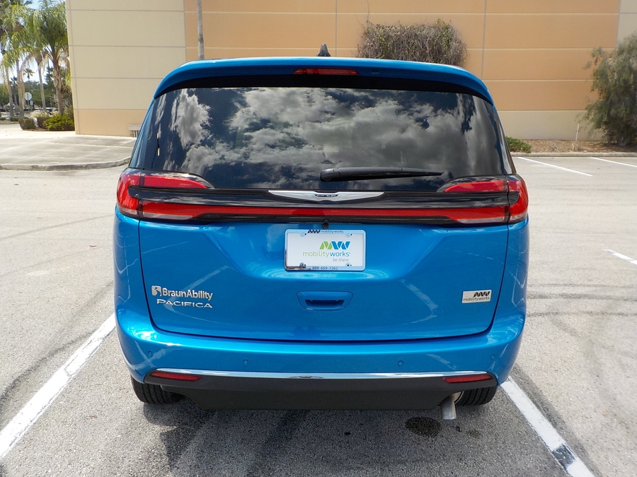 Blue Chrysler Pacifica image number 5