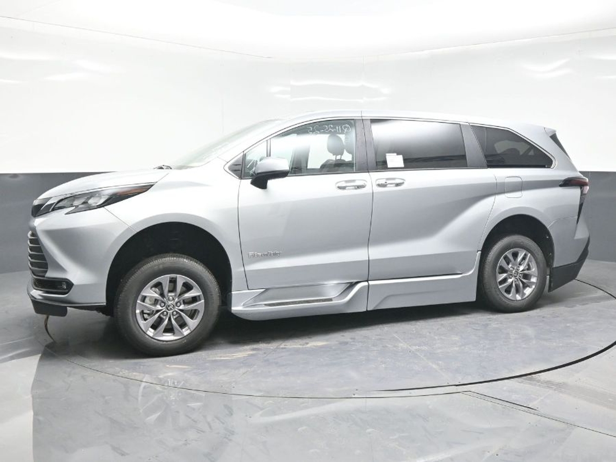 2025 TOYOTA SIENNA - Image 2