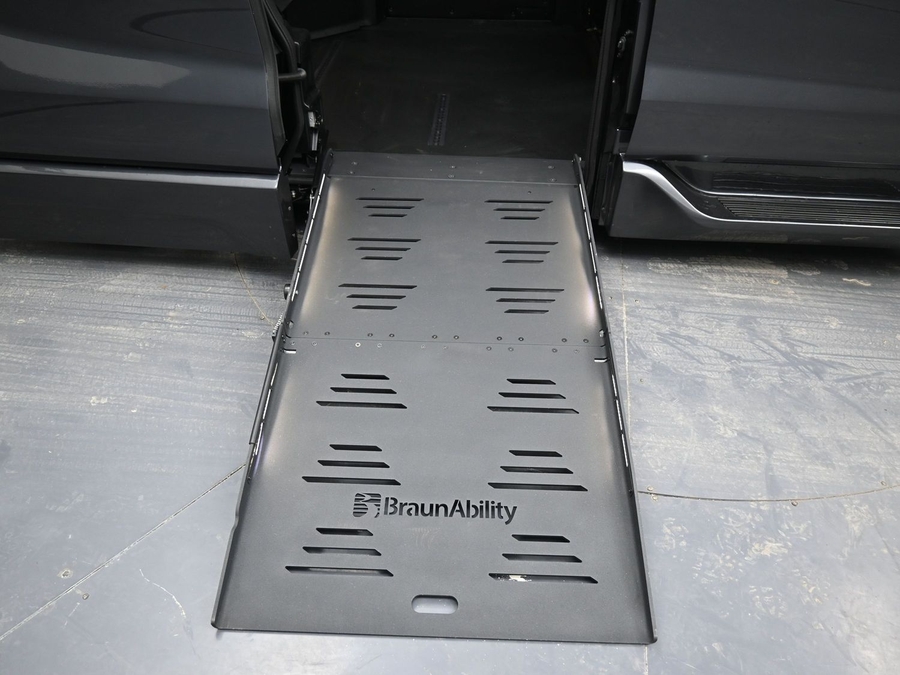 Grey Toyota Sienna image number 23