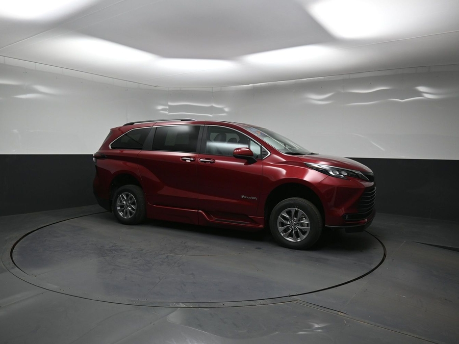 New 2026 Toyota Sienna Hybrid XLE Add - BraunAbility Side Entry Entry In Floor Automatic Ramp