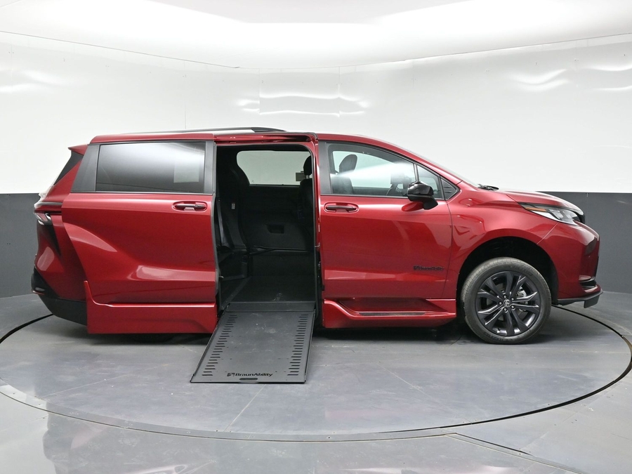 New 2026 Toyota Sienna Hybrid XSE Sport - BraunAbility Side Entry In Floor Automatic Ramp