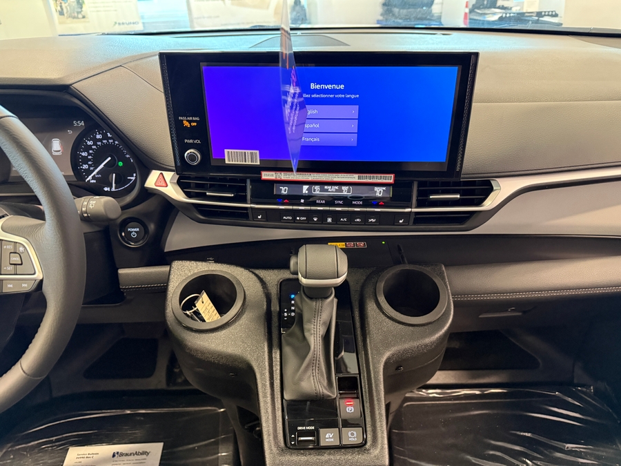 Black Toyota Sienna image number 16