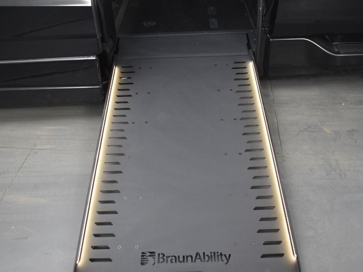 Black Honda Odyssey image number 10