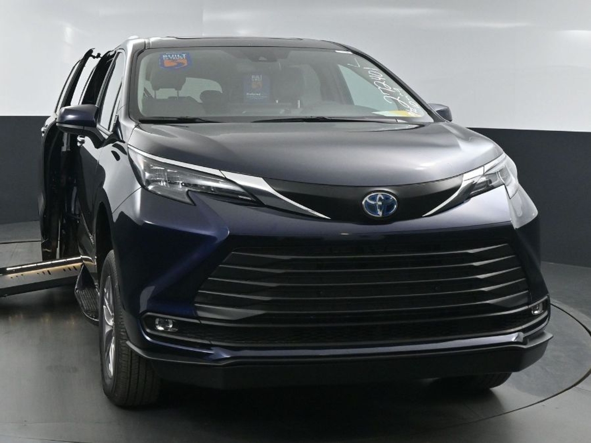 2025 TOYOTA SIENNA - Image 2