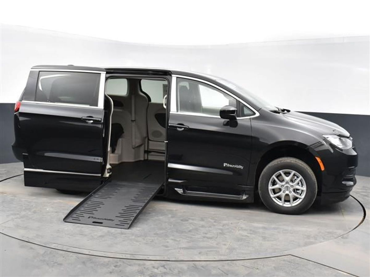 Used 2023 Chrysler Voyager LX's photo