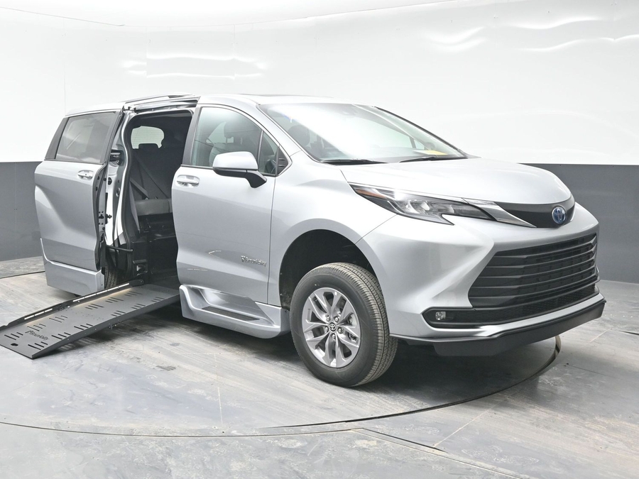 New 2025 Toyota Sienna Hybrid XLE Plus - BraunAbility Side Entry Entry Fold Out Automatic Ramp