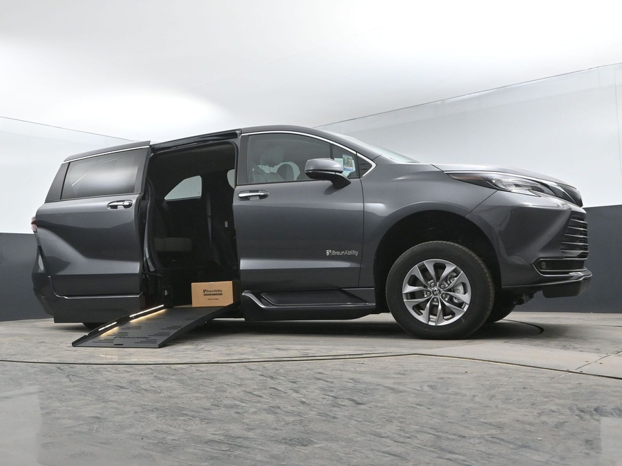 New 2025 Toyota Sienna Hybrid XLE Base - BraunAbility Side Entry Entry Fold Out Automatic Ramp