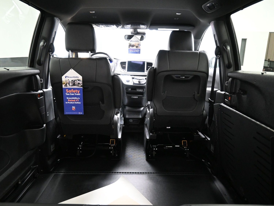 Black Chrysler Pacifica image number 14