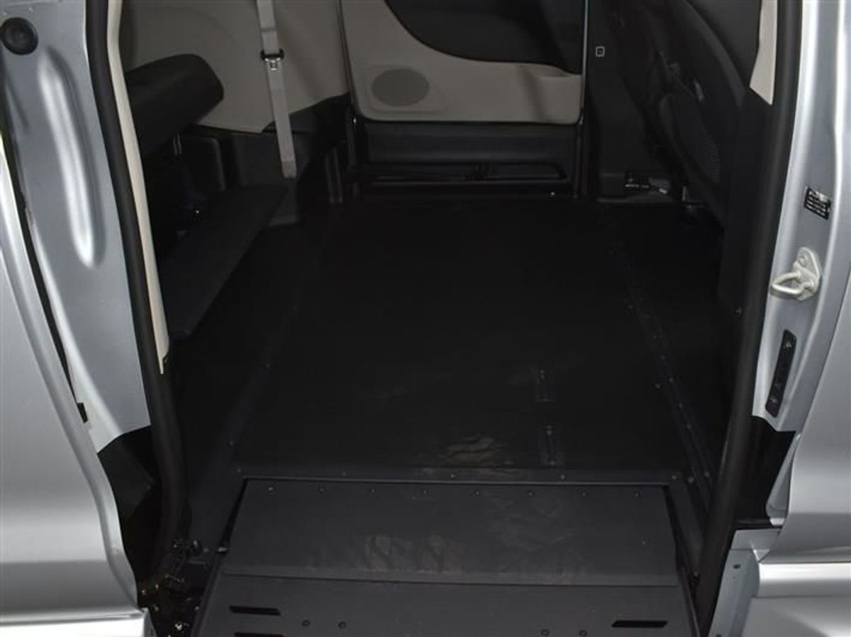 Silver Chrysler Pacifica image number 9