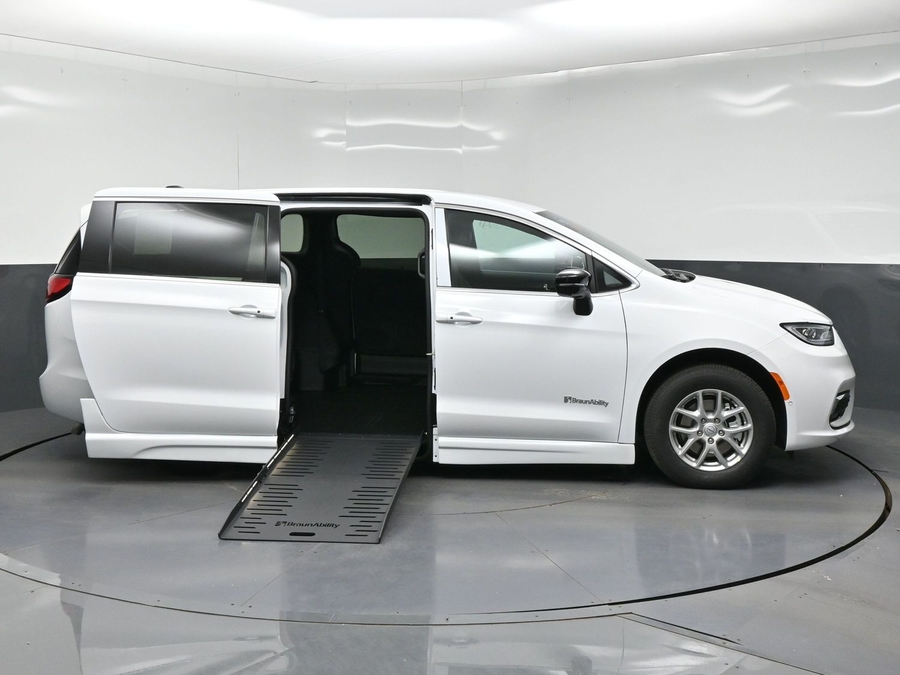 White Chrysler Pacifica image number 5