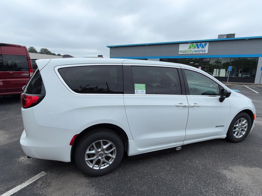 White Chrysler Voyager image number 45