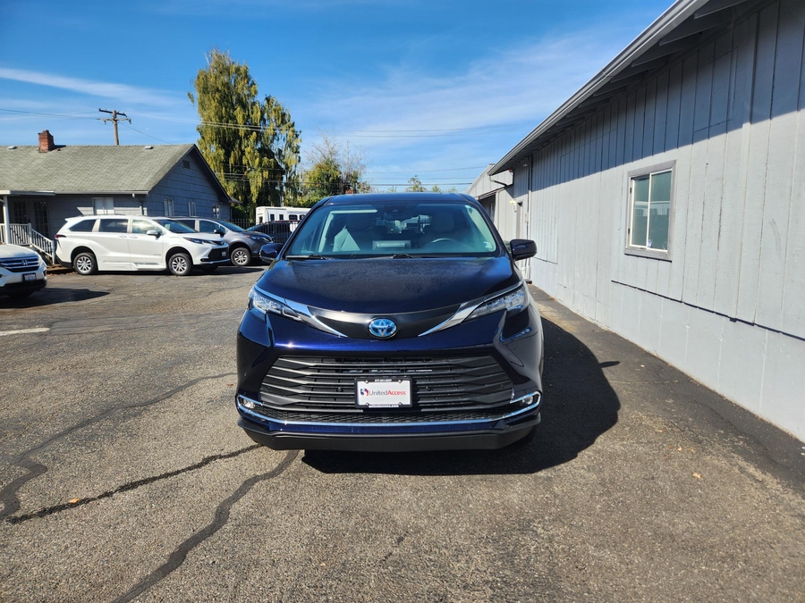 Used 2023 Toyota Sienna Hybrid XLE - BraunAbility Side Entry In Floor Automatic Ramp