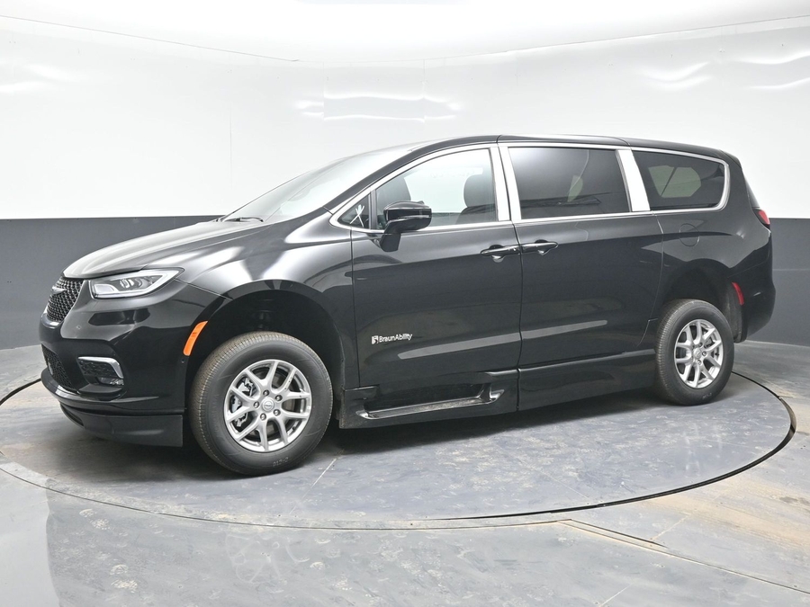 Black Chrysler Pacifica image number 2