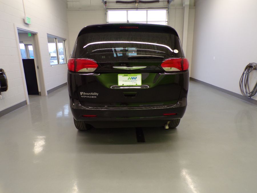 Black Chrysler Voyager image number 7