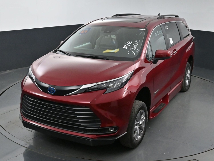 New 2025 Toyota Sienna Hybrid XLE Plus - BraunAbility Side Entry Entry Fold Out Automatic Ramp