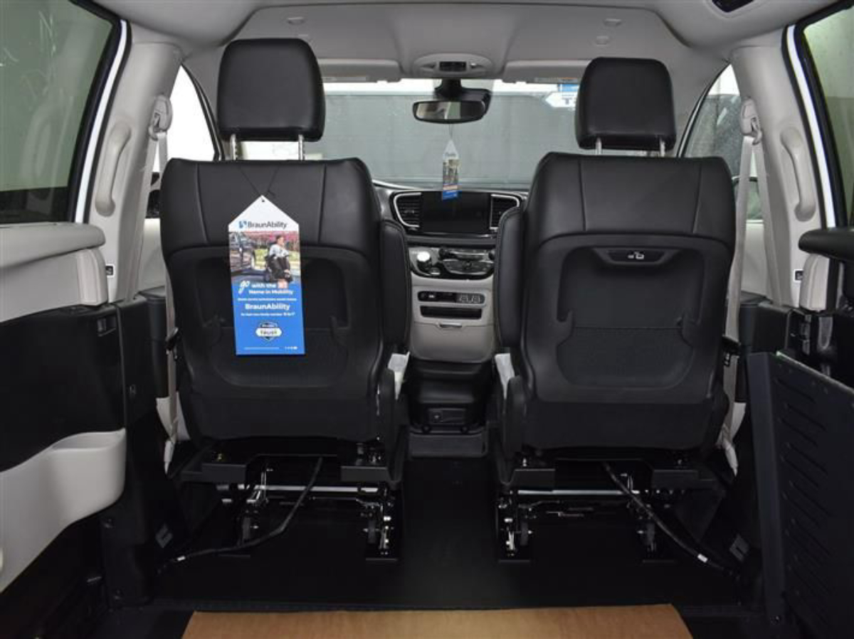 White Chrysler Pacifica image number 14