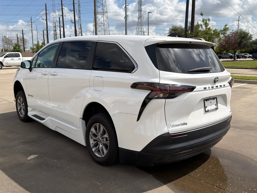 Used 2024 Toyota Sienna Hybrid LE Base - BraunAbility Side Entry Fold Out Automatic Ramp