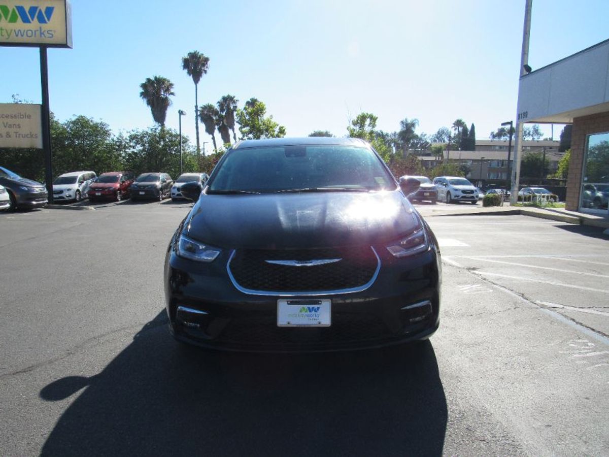 Black Chrysler Pacifica image number 2