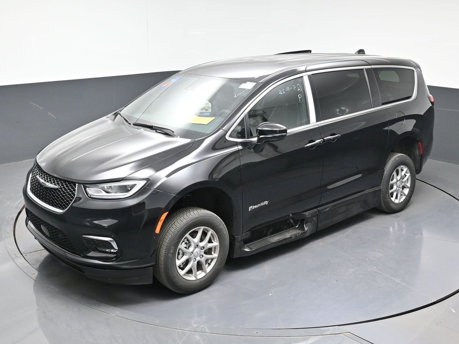 Black Chrysler Pacifica image number 20