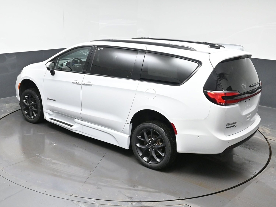 Used 2023 Chrysler Pacifica Touring L - BraunAbility Side Entry Entry Fold Out Automatic Ramp