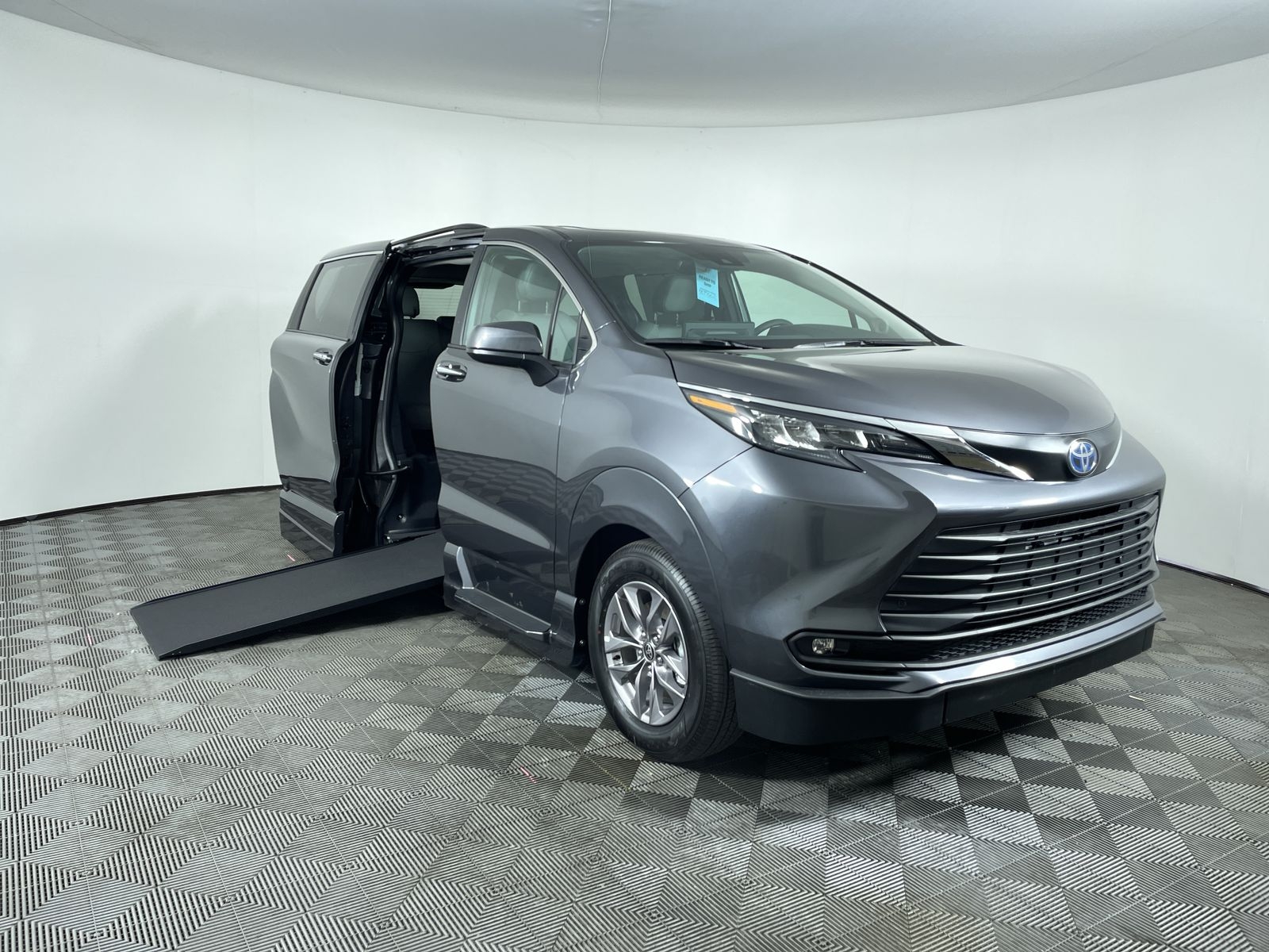 2025 Toyota Sienna FWD XLE Plus