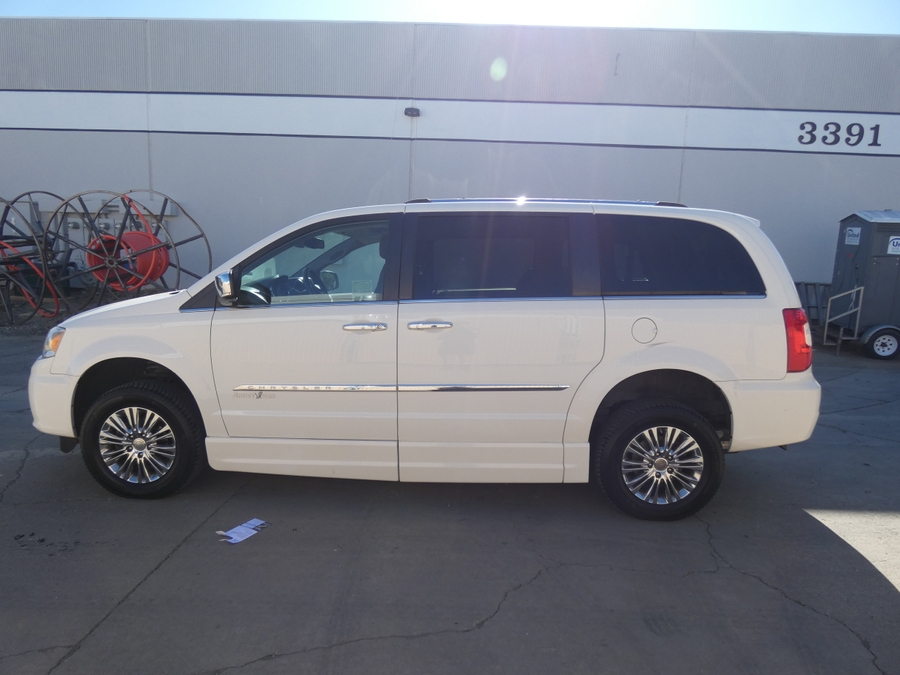  Chrysler Town and Country image number 19