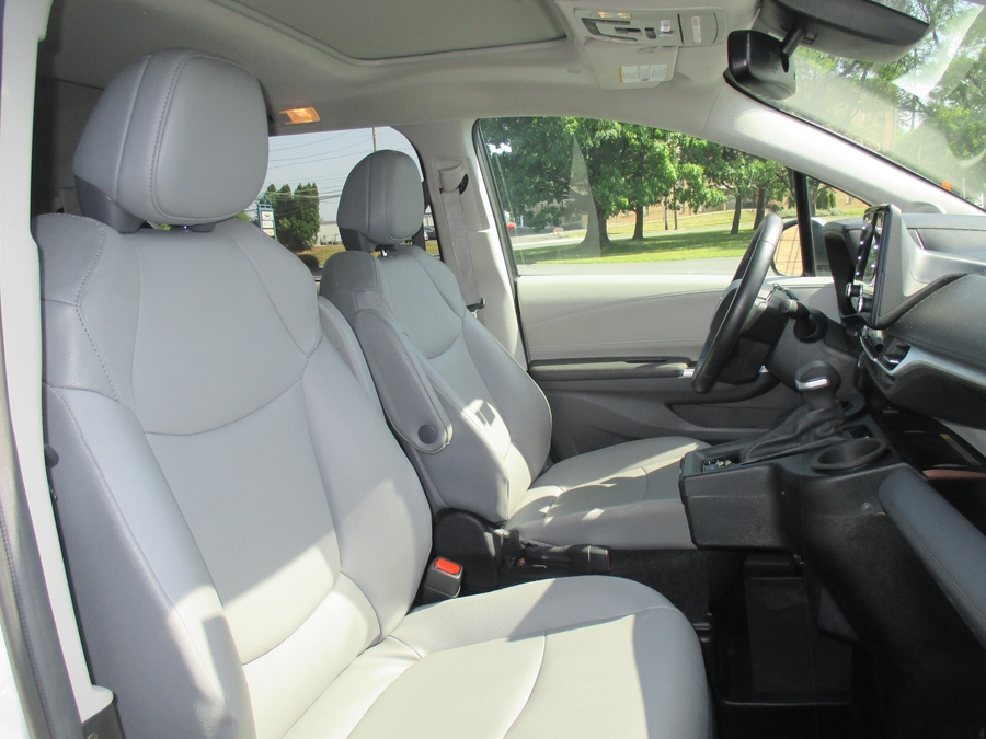 White Toyota Sienna image number 15