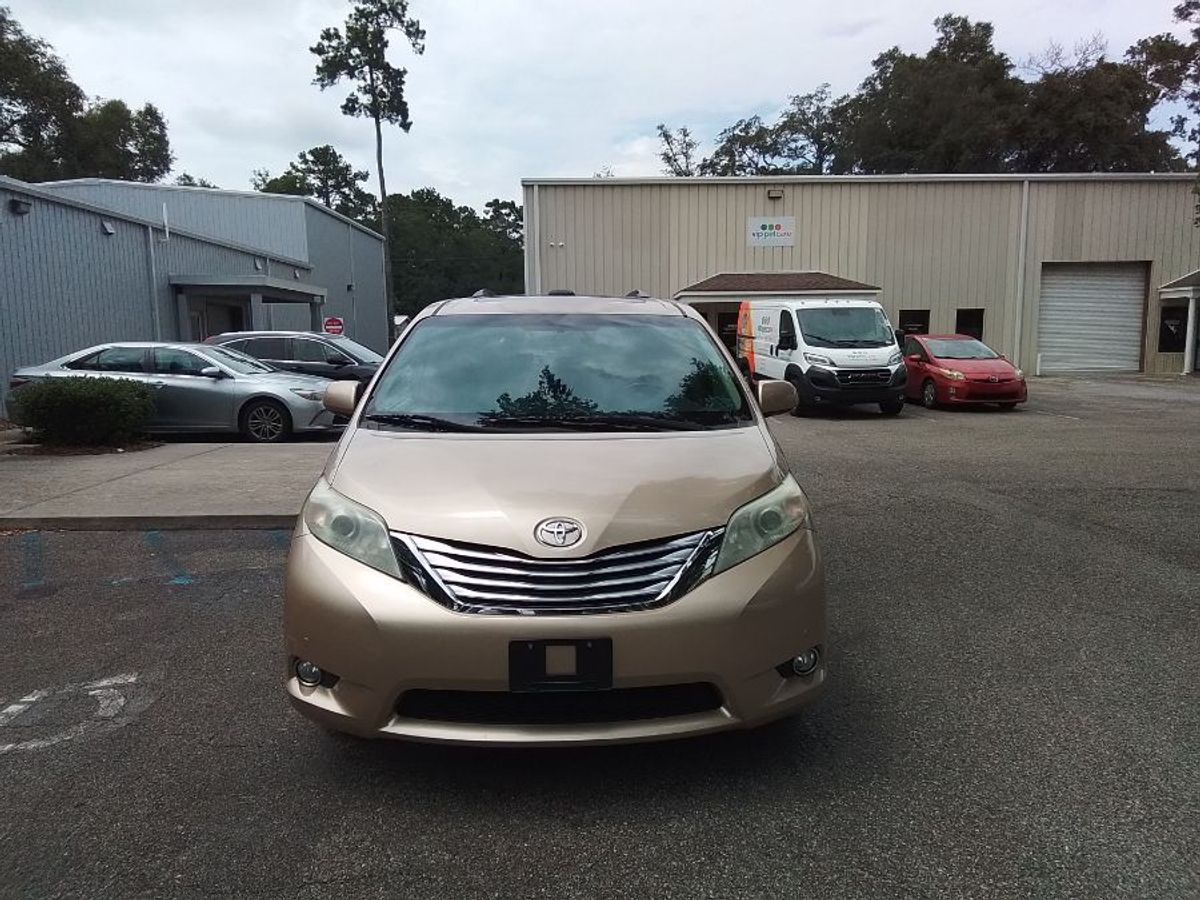 2011 TOYOTA SIENNA - Image 2