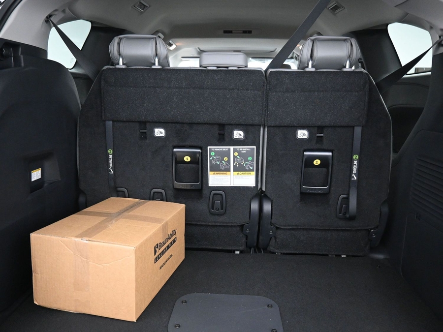 Grey Toyota Sienna image number 8