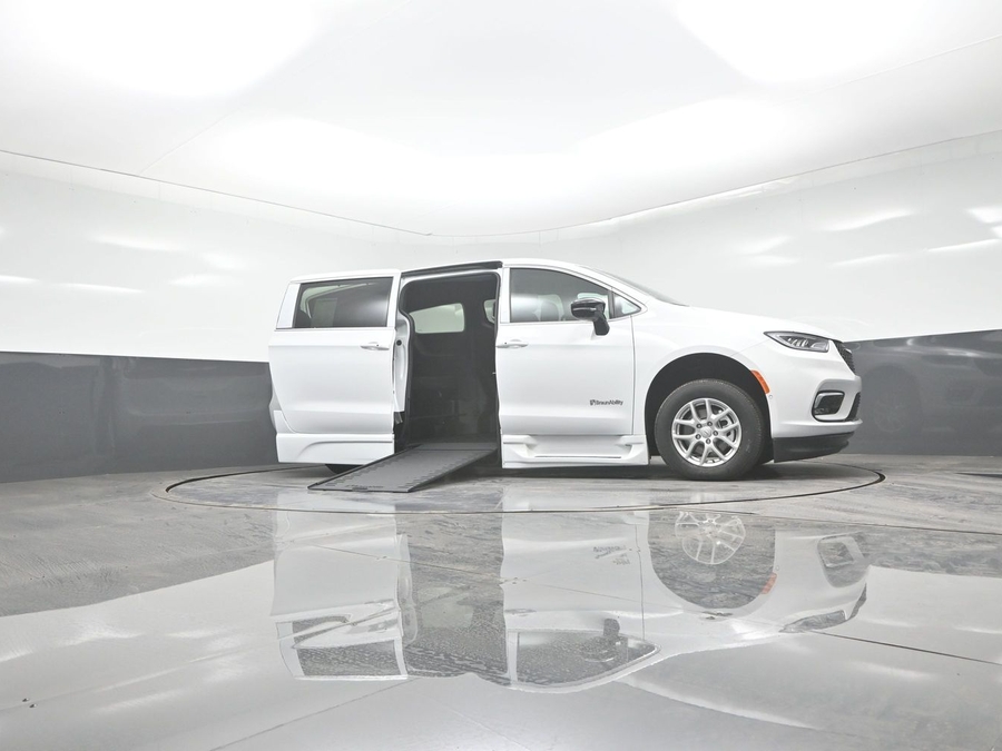 New 2025 Chrysler Pacifica Select Safety - BraunAbility Side Entry Entry In Floor Automatic Ramp