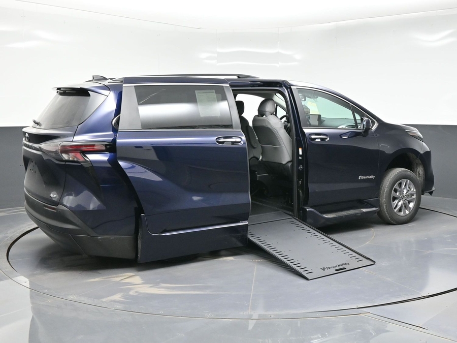 Blue Toyota Sienna image number 4
