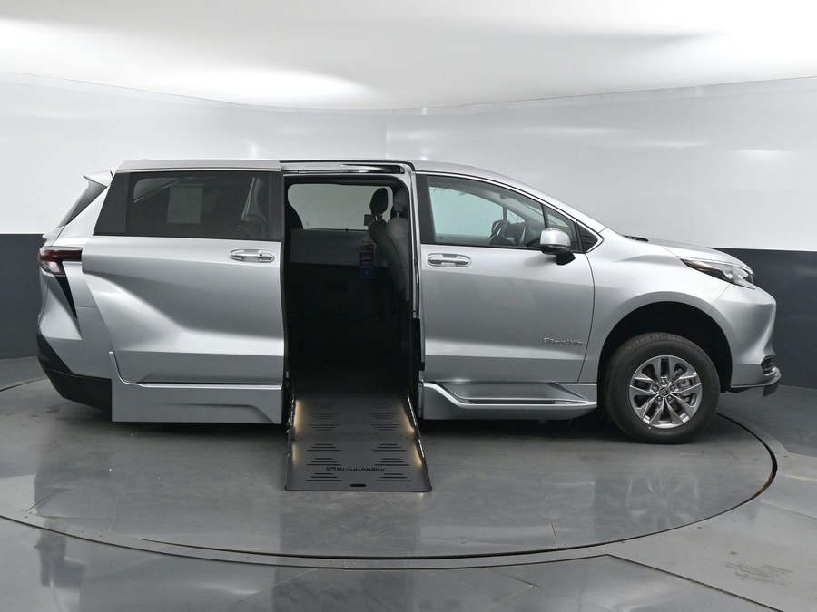 New 2025 Toyota Sienna Hybrid XLE Base - BraunAbility Side Entry Entry Fold Out Automatic Ramp