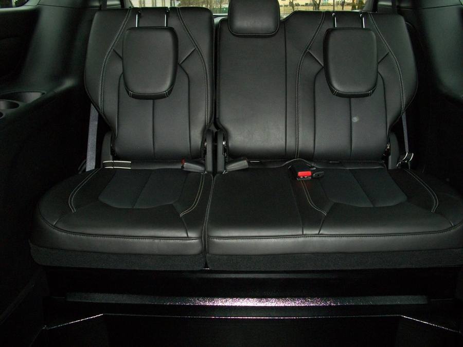 White Chrysler Pacifica image number 5