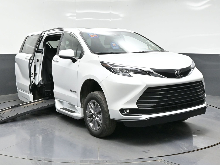 2026 Toyota Sienna XLE 7-Passenger Hybrid FWD's photo