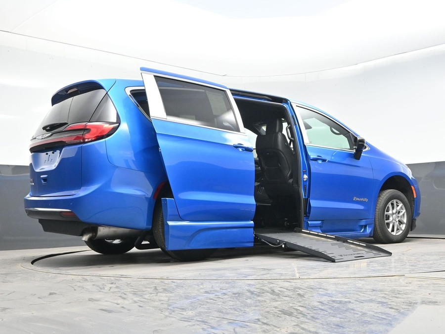 Blue Chrysler Pacifica image number 18