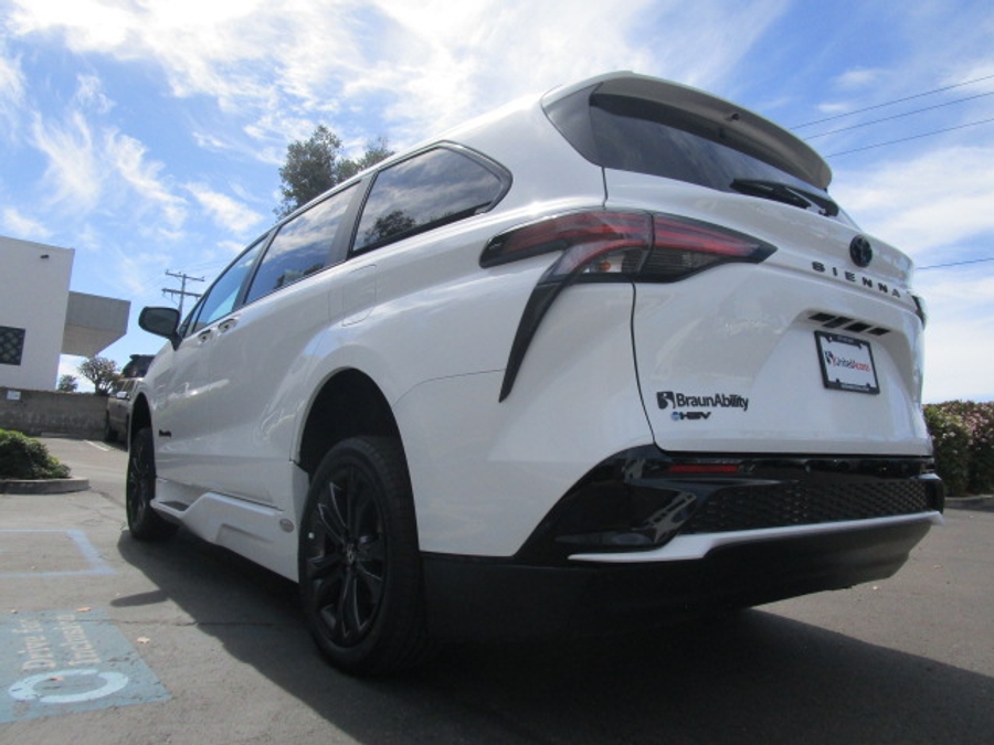New 2025 Toyota Sienna Hybrid XSE Sport - BraunAbility Side Entry Entry Fold Out Automatic Ramp