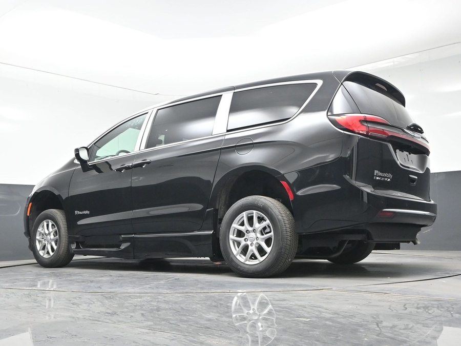 Black Chrysler Pacifica image number 11