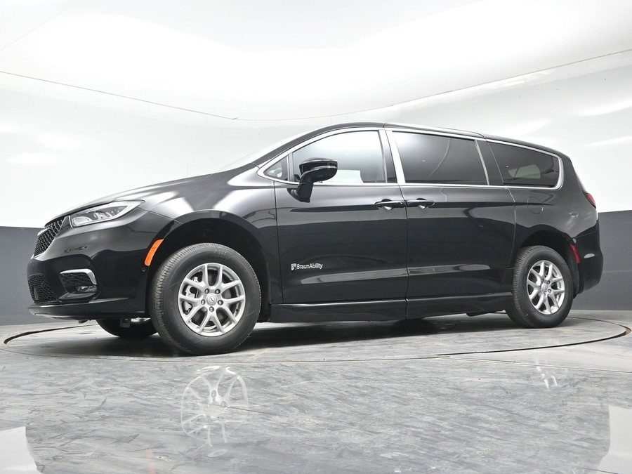Black Chrysler Pacifica image number 16
